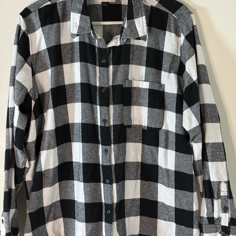 Universal Thread Black and White Buffalo Plaid Button-Down Shirt